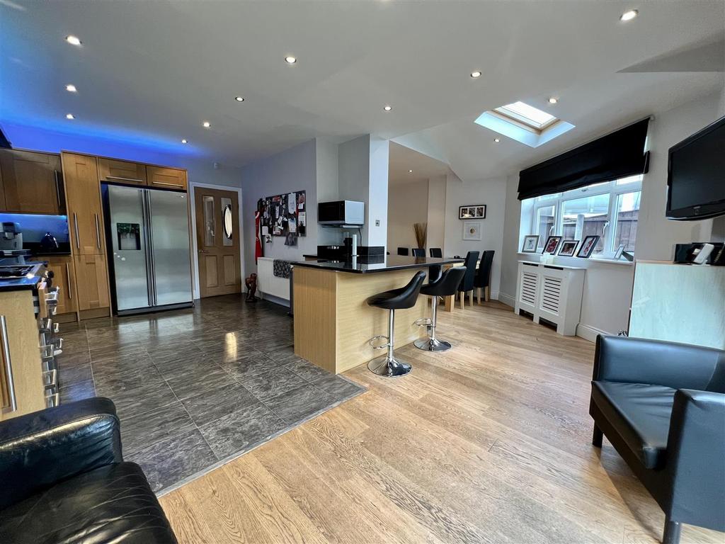 Windsor Drive, Timperley, Altrincham 4 bed semidetached house £600,000