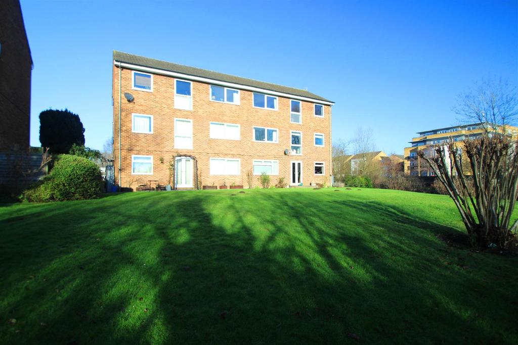 Riverside Close, Kings Langley 2 bed flat £300,000