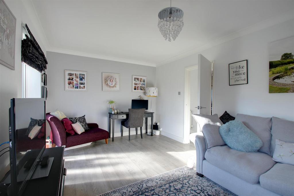Riverside Close, Kings Langley 2 bed flat £300,000