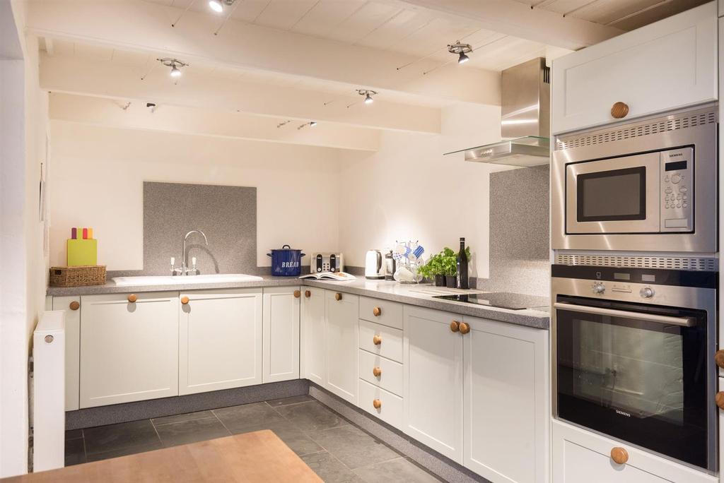 Kitchen/Dining Area: