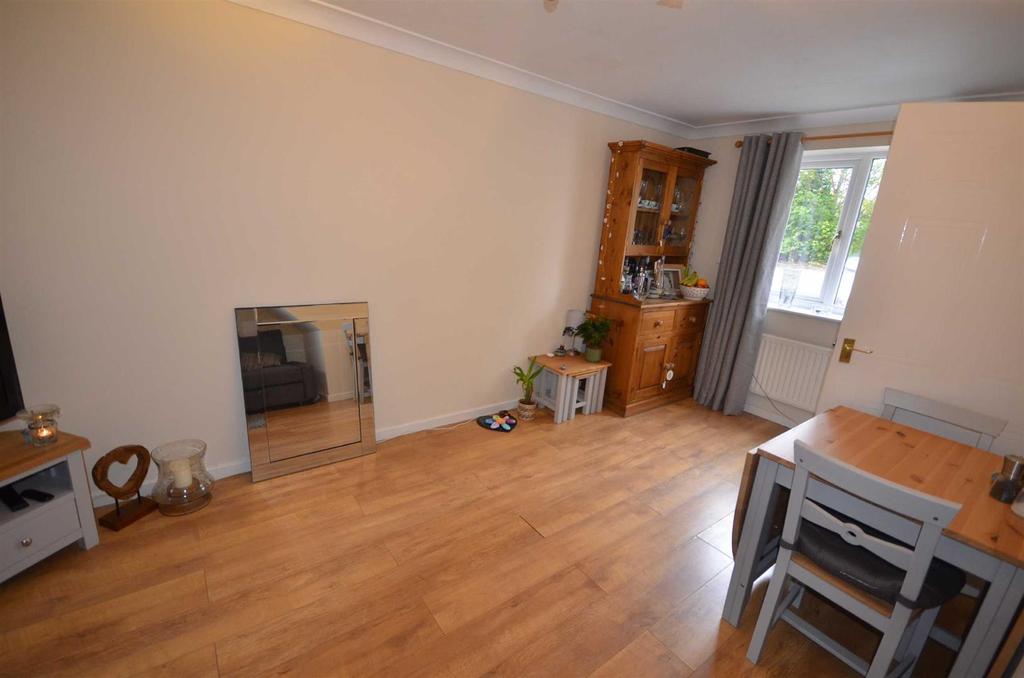 Ashford Grove, Stone 2 bed townhouse £625 pcm (£144 pw)