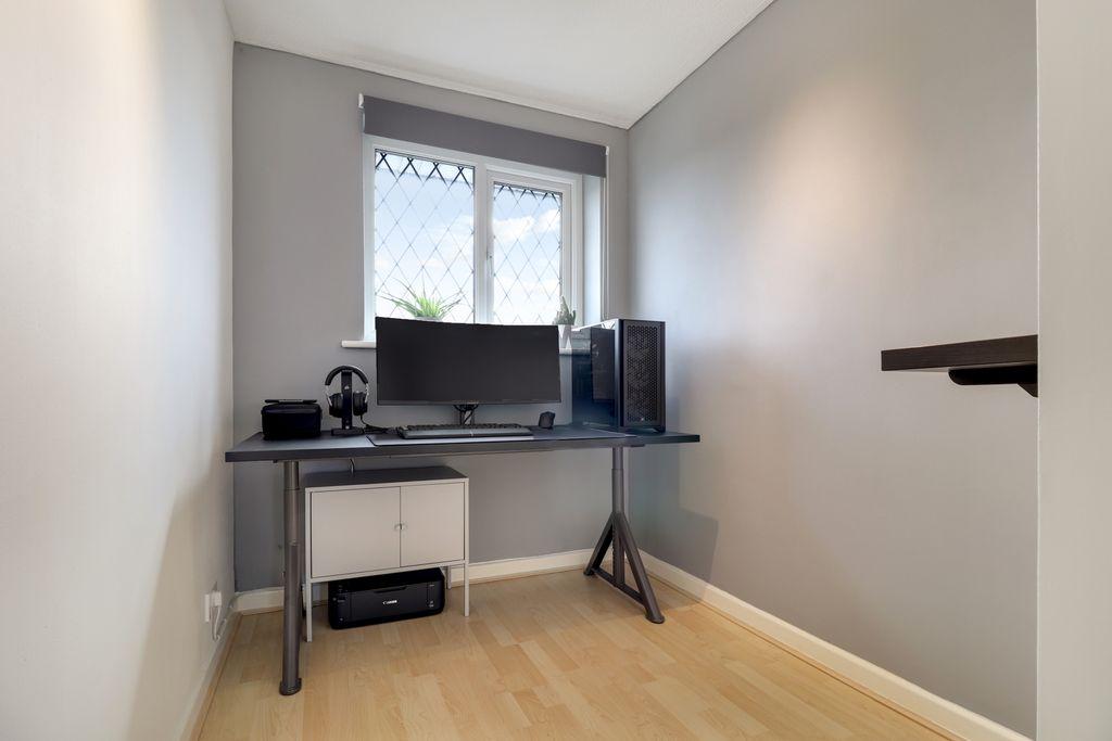 Bed / Office / Dressing Room
