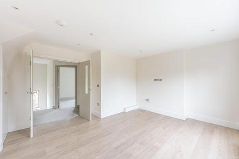 68c Glengall Road, London, NW6 7ER