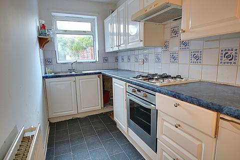 3 bedroom semi-detached house for sale - SOUTH FACING GARDEN! NO CHAIN! GARAGE! LOTS OF POTENTIAL!
