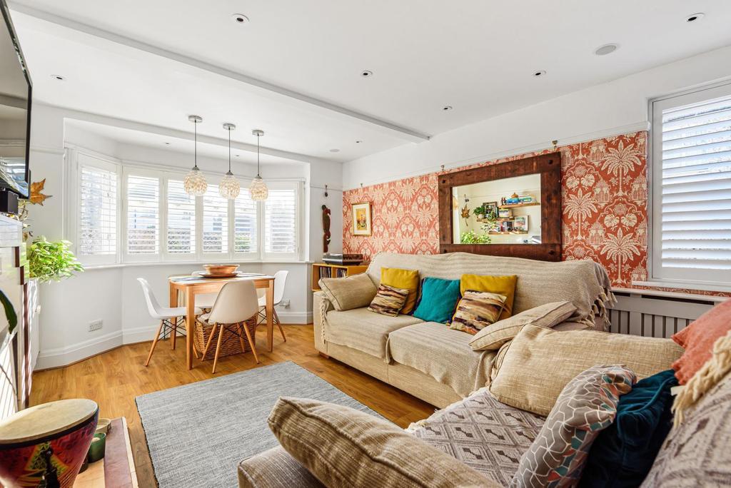 Bowes Road, Walton, KT12 2 bed apartment £399,950