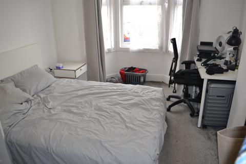 4 bedroom end of terrace house to rent, York Road