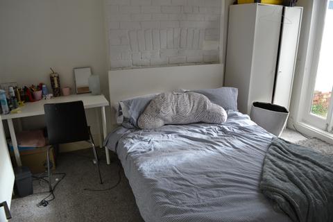 4 bedroom end of terrace house to rent, York Road