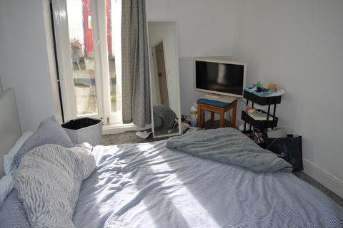 4 bedroom end of terrace house to rent, York Road