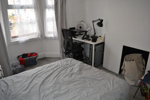 4 bedroom end of terrace house to rent, York Road