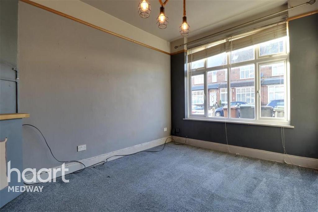 Meadow Road, Gravesend, DA11 3 bed terraced house £1,100 pcm (£254 pw)