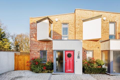 1 Chinnor Crescent, Greenford, UB6 9NU