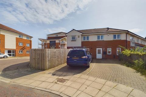 3 bedroom end of terrace house to rent, Bittern Close, Gateshead