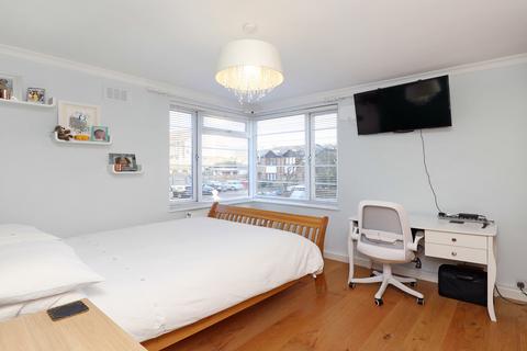 22 Manor Vale, Brentford, TW8 9JP