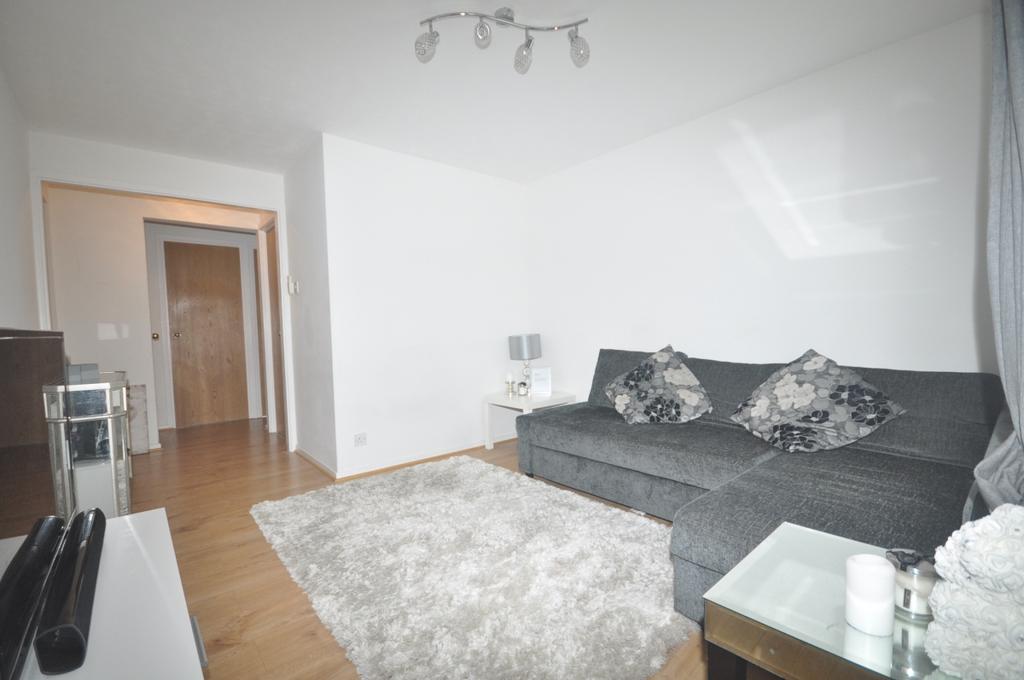 Chadwick Close Northfleet DA11 1 bed £850 pcm (£196 pw)