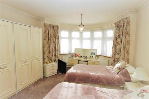 4 bedroom semi-detached house for sale - Winchfield Close, Kenton, HA3 0DT