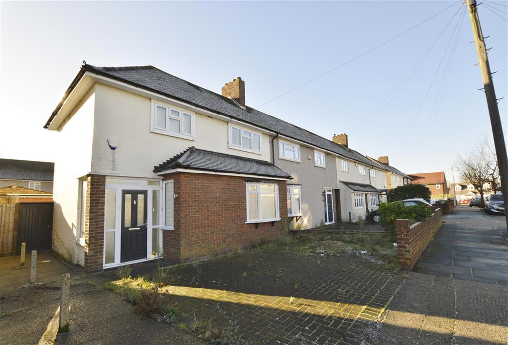 Lowshoe Lane, Collier Row, Romford... 2 bed end of terrace house £380,000