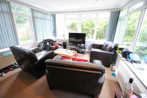 2 bedroom ground floor flat to rent, 2 Bed Ground Floor Flat in Meyrick Park - Rushton