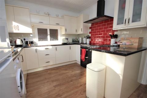 2 bedroom bungalow for sale - Meadowsweet Road, Poole, Dorset, BH17