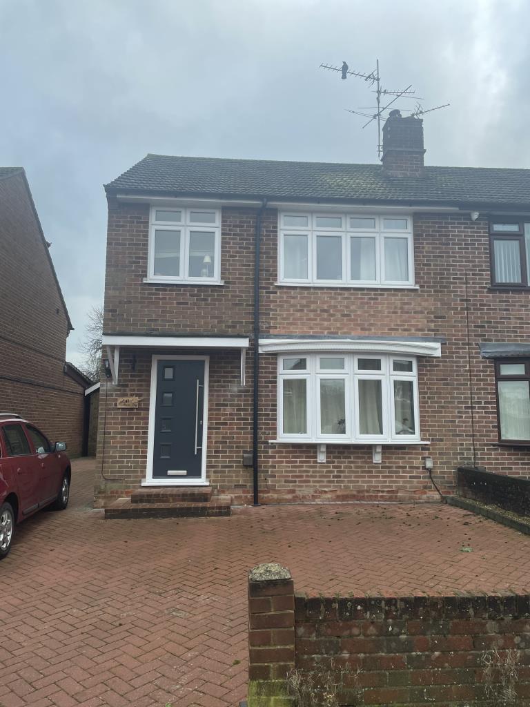 Basingstoke, Hawthorn Way, RG23 3 bed semidetached house £375,000