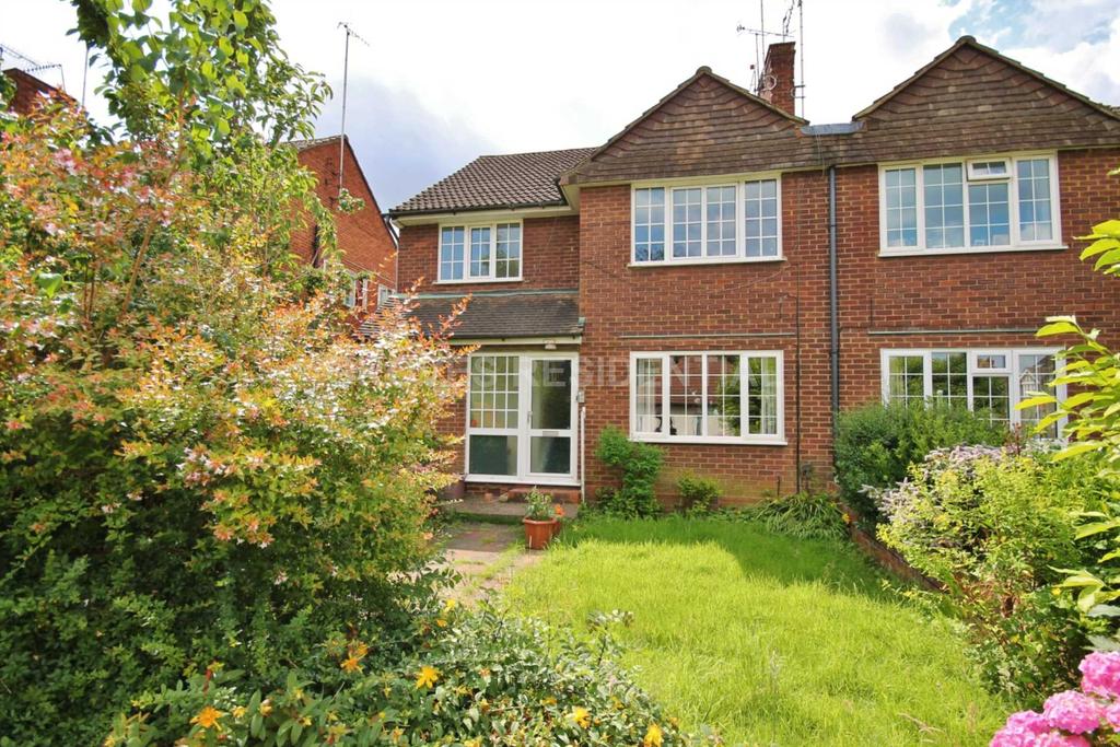 Kelvedon Close, Kingston Upon Thames 2 bed £1,550 pcm (£