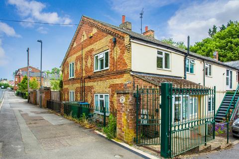 2 bedroom semi-detached house to rent - Chandos Road, Buckingham , Buckingham, Buckinghamshire, MK18