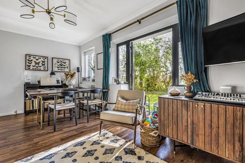 Flat 27, Victoria Court Kingsbridge Avenue, London, W3 9AH