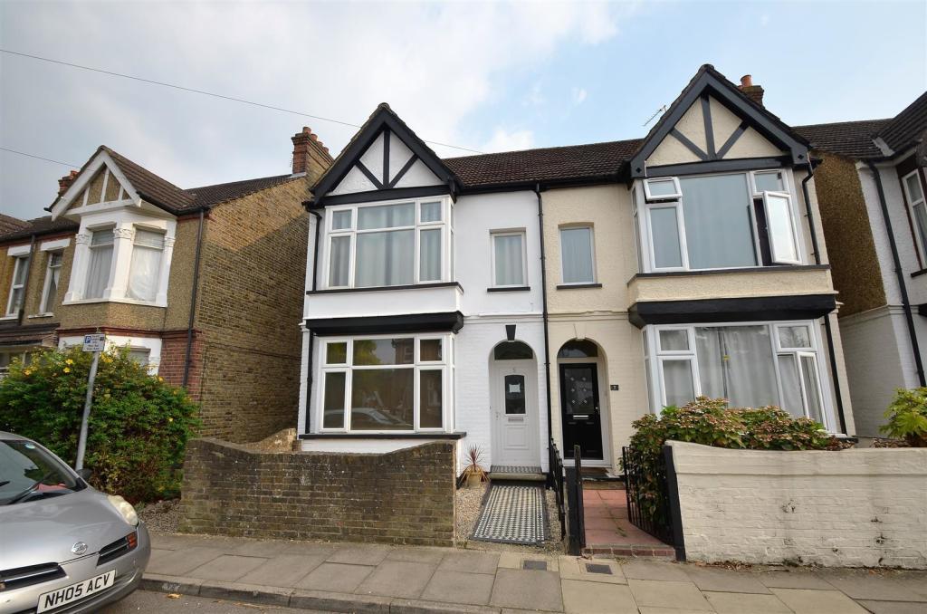 Semi-Detached 5 bedroom house with 2 bathrooms