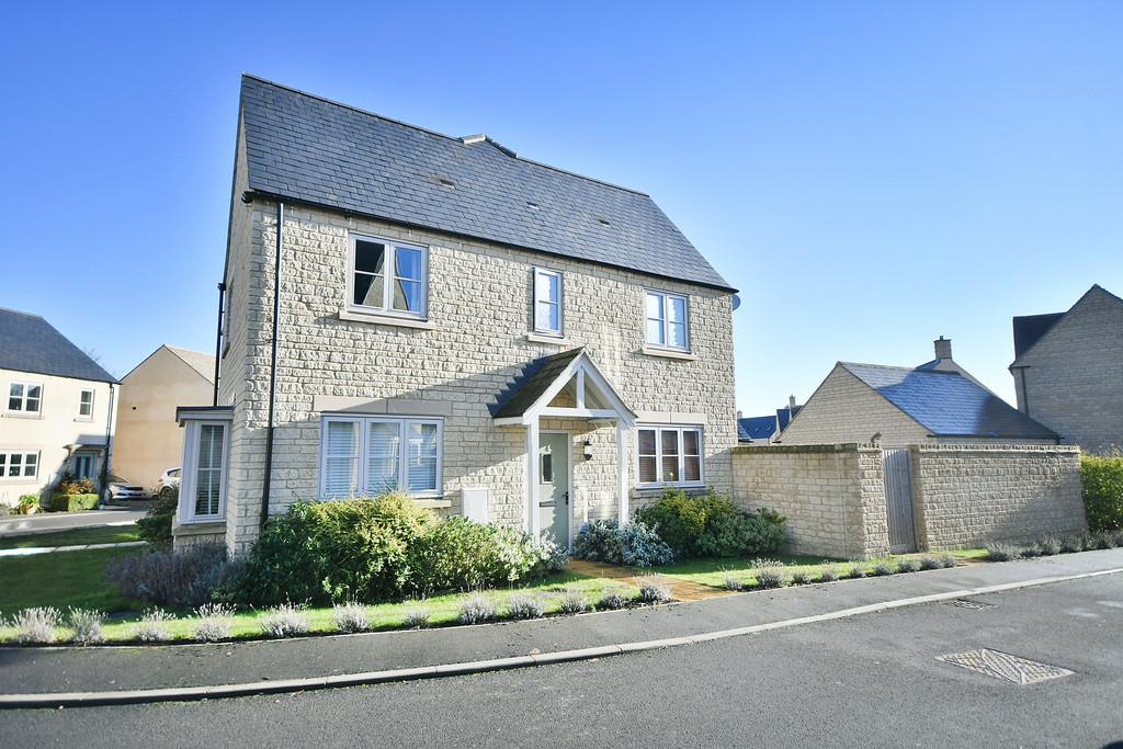 Concorde Crescent, Fairford 3 bed semidetached house £1,500 pcm (£