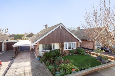 2 bedroom detached bungalow for sale - Broadclyst Gardens, Thorpe Bay