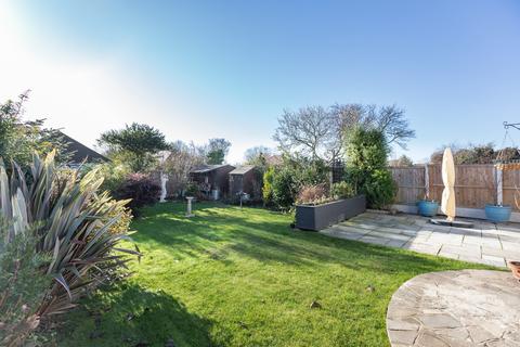 2 bedroom detached bungalow for sale - Broadclyst Gardens, Thorpe Bay