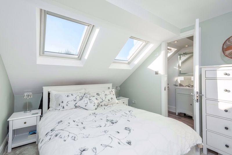 PRINCIPAL BEDROOM >