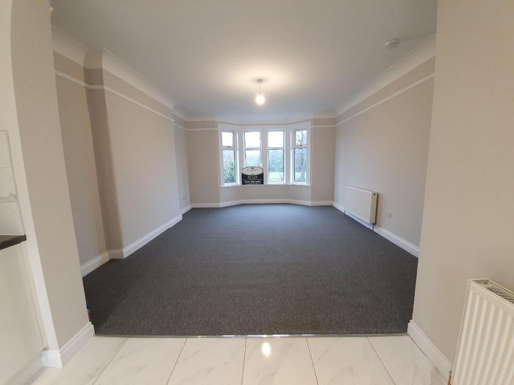 Auldhouse Road Glasgow South 3 bed terraced house £1,500 pcm (£346 pw)