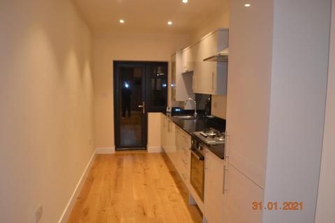 2 bedroom flat to rent - Revelstoke Road London, Southfields, London, SW18 5NJ