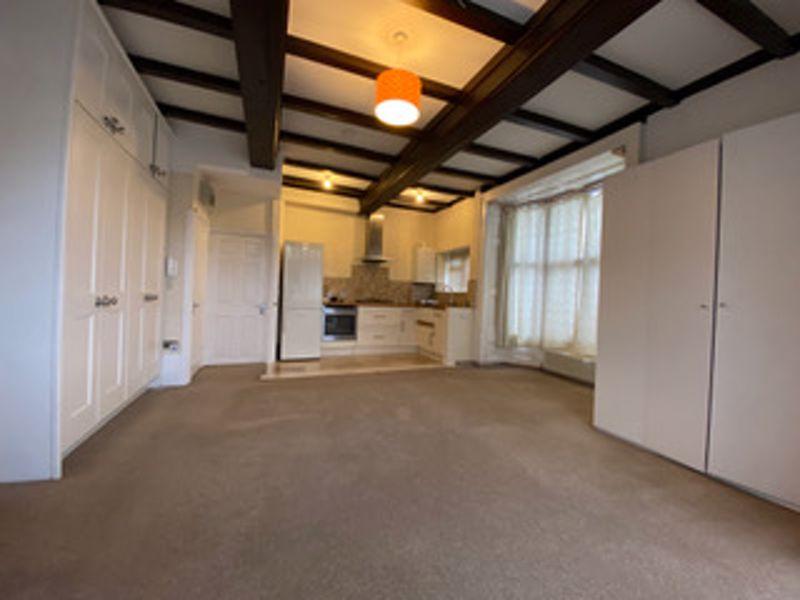 Hillbury Road, Warlingham Studio £850 pcm (£196 pw)