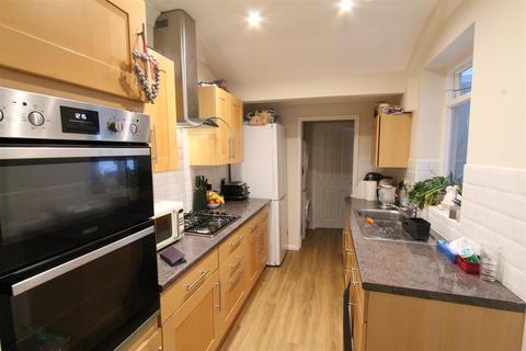 3 bedroom terraced house to rent - Dumbreck Road, London