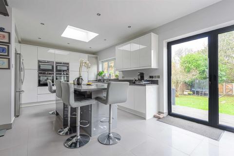 72 Chanctonbury Way, London, N12 7AB