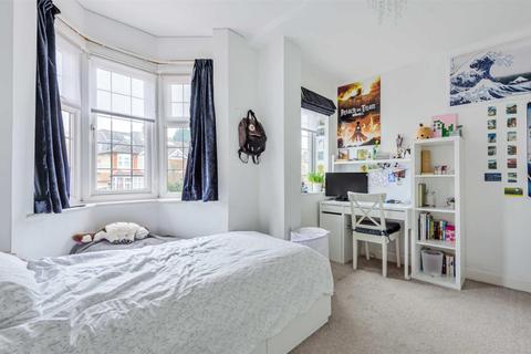 72 Chanctonbury Way, London, N12 7AB