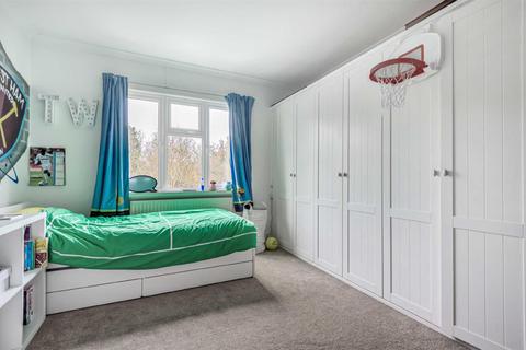 72 Chanctonbury Way, London, N12 7AB