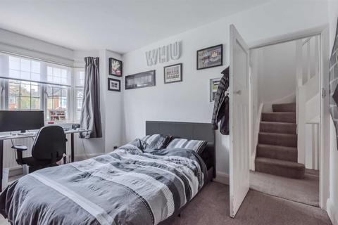 72 Chanctonbury Way, London, N12 7AB