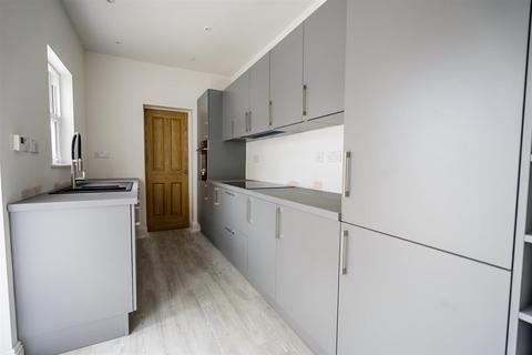 3 bedroom terraced house to rent, Russell Street  South Bank
