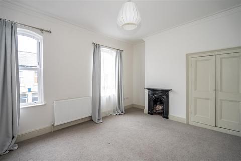 3 bedroom terraced house to rent, Russell Street  South Bank