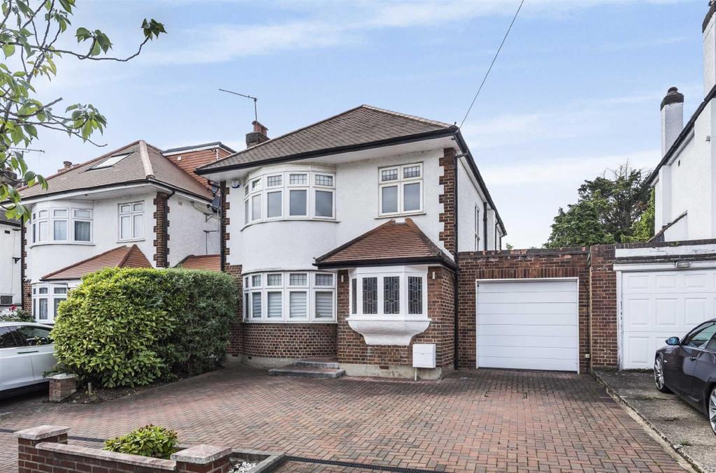 Longland Drive, Totteridge 4 bed link detached house £1,200,000