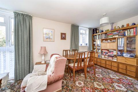 2 bedroom flat for sale - Alexander Close, Twickenham
