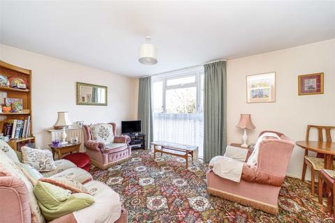 2 bedroom flat for sale - Alexander Close, Twickenham
