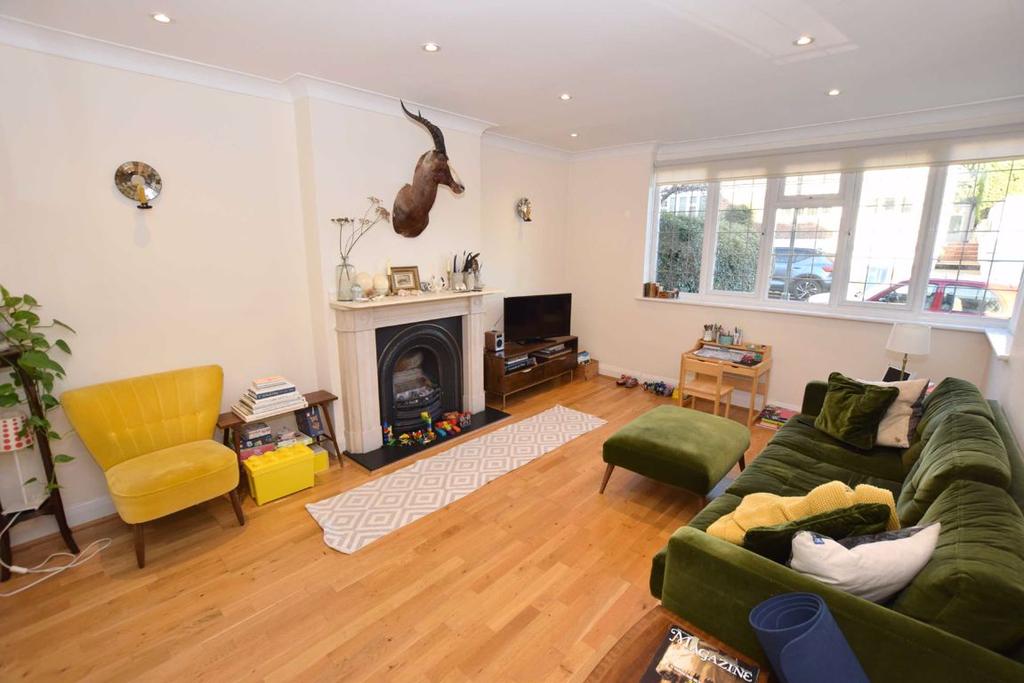 Oak Tree Drive, Whetstone, London, N20 3 bed semidetached house £
