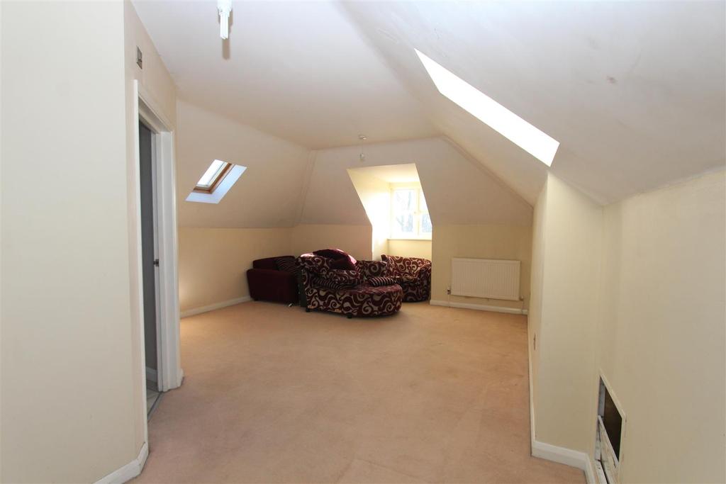 Queenborough Road, Minster On Sea... 2 bed flat £900 pcm (£208 pw)