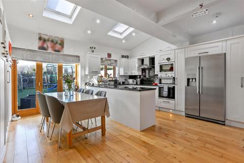 10 Carshalton Place, Carshalton, SM5 3BH