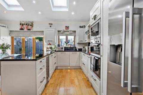 10 Carshalton Place, Carshalton, SM5 3BH