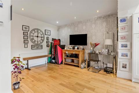 10 Carshalton Place, Carshalton, SM5 3BH