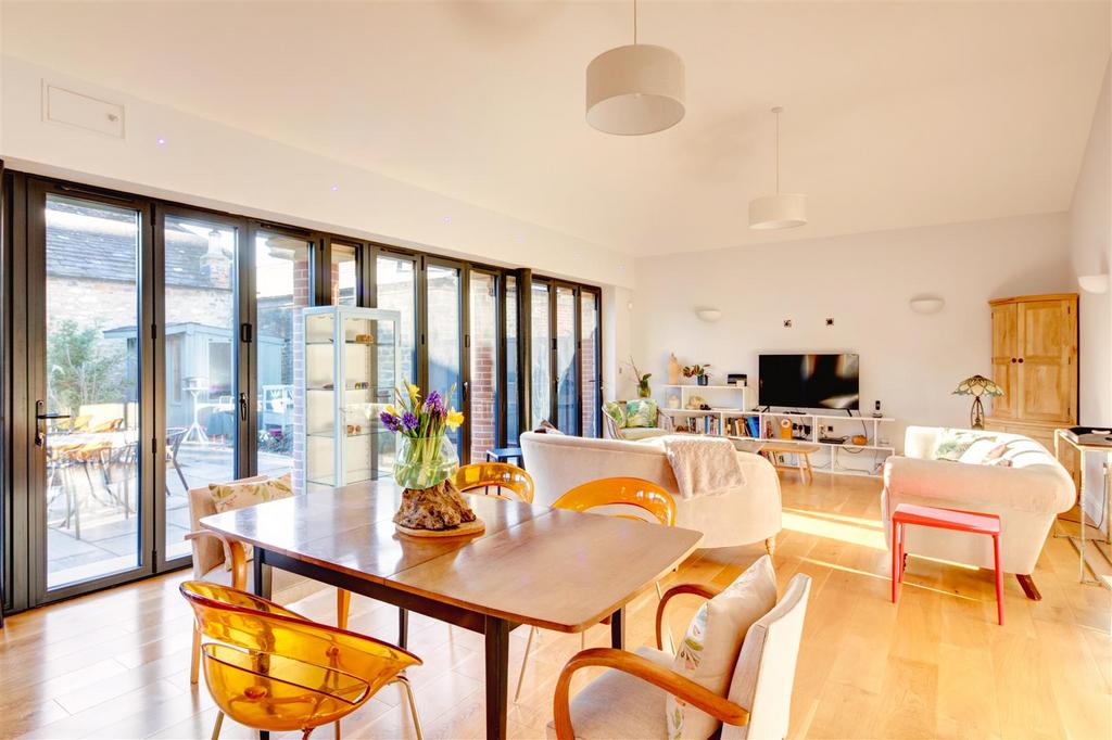 Sitting and dining area